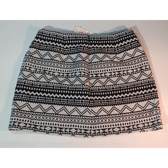 Francesca’s Aztec Print Knit Mini Skirt Black White Geometric Tribal Size M - Picture 5 of 6